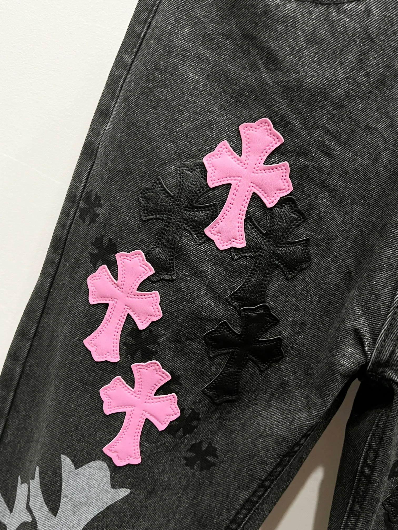 P260 Style No.: (c036) ChromeHearts & ChromeHearts Purple spray-painted graffiti leather Cow King jeans Original hardware accessories washed and other elevators, QR code analysis are all purchased from the original factory, high degree of restoration, you are welcome to compare the products~ Three-dimensional version Loose and comfortable, not picky about the body shape Make you taller and slimmer Factory Seiko Original quality control Same style for men and women Can be matched with couples Versatile recommendation Necessary jeans for all seasons Hipsters have been disappointed From the quality selection of fabrics, the tailoring of details, and the matching of patterns, everything is impeccable! The upper body is so handsome when worn...it can be easily worn by men, women and children! The craftsmanship is made of heavy-duty washed pure cotton denim fabric. After washing, it is soft and thick and looks very stylish when worn. Size: 28, 30, 32, 34, 36 (S-XXL) Color: black purple